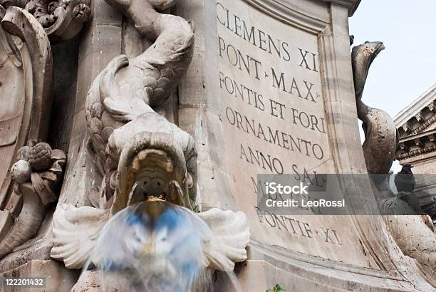 Su Roma Barocco Bellezza In Piazza Rotonda Il Pantheon Italia - Fotografie stock e altre immagini di Acqua