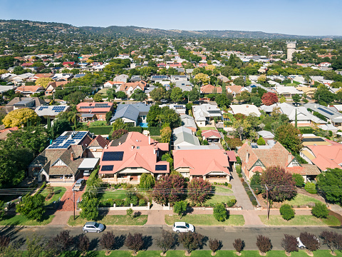 Vista elevada de casas y tejados en el frondoso suburbio oriental de Adelaida photo