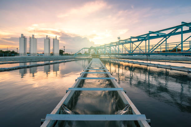 очистные сооружения с восходом солнца - sewage treatment plant water sewage sewer стоковые фото и изображения