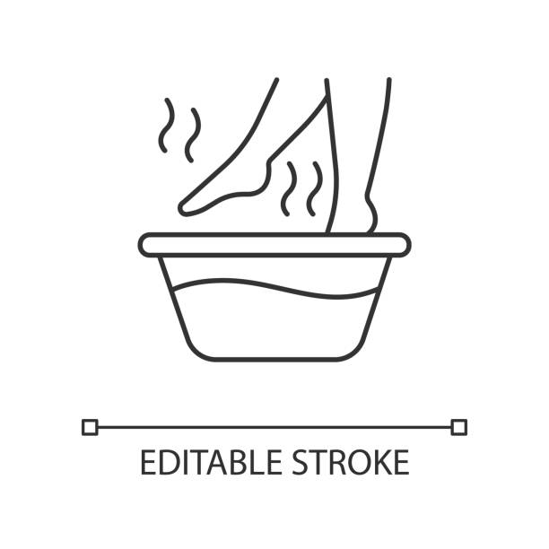 stockillustraties, clipart, cartoons en iconen met het lineaire pictogram van het voetbad. been in heet water. spa-behandeling. verkoudheidsbehandeling. gezondheidszorg, huidverzorging. wellness. dunne lijnillustratie. contoursymbool. vector geïsoleerde overzichtstekening. bewerkbare lijn - pedicure