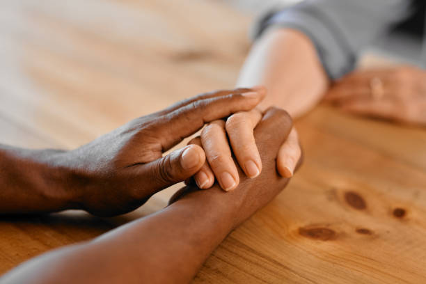 la compassione è il modo più grande di mostrare amore - holding hands human hand senior adult consoling foto e immagini stock