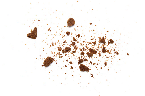Migas dispersas de galletas de chocolate aisladas sobre fondo blanco. photo