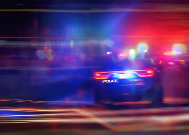 911 emergency response police car speeding to scene of crime. selective focus - policia imagens e fotografias de stock