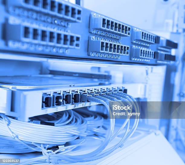 Server In Un Centro Dati Di Tecnologia - Fotografie stock e altre immagini di Cavo del computer - Cavo del computer, Composizione orizzontale, Dati