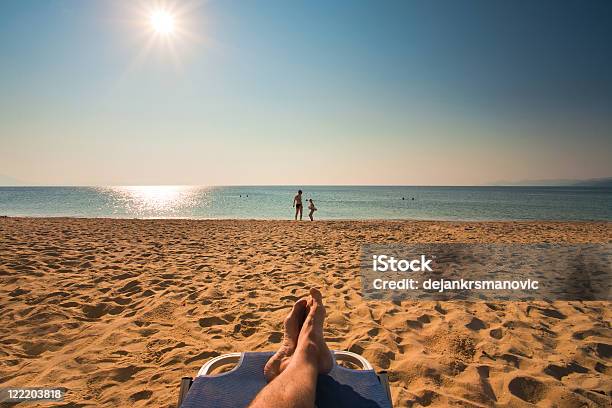 Am Strand Stockfoto und mehr Bilder von Alleinerzieherin - Alleinerzieherin, Aussicht genießen, Bett