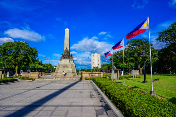 monument in memory of jose rizal in rizal park in metro manila, philippines - manila imagens e fotografias de stock