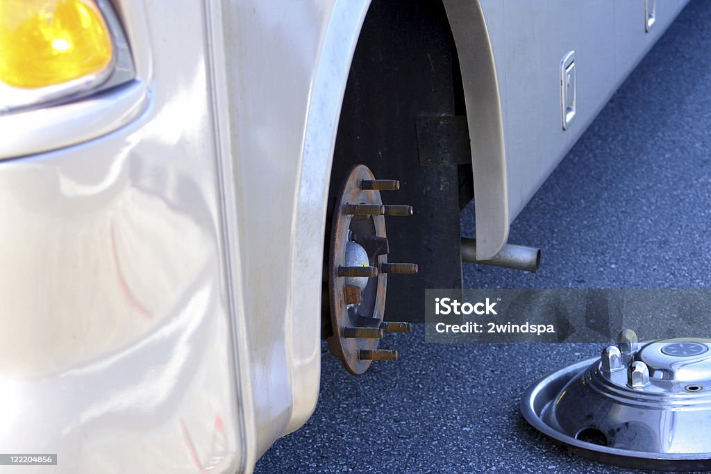 Cambiando una rueda RV - Foto de stock de Autocaravana libre de derechos
