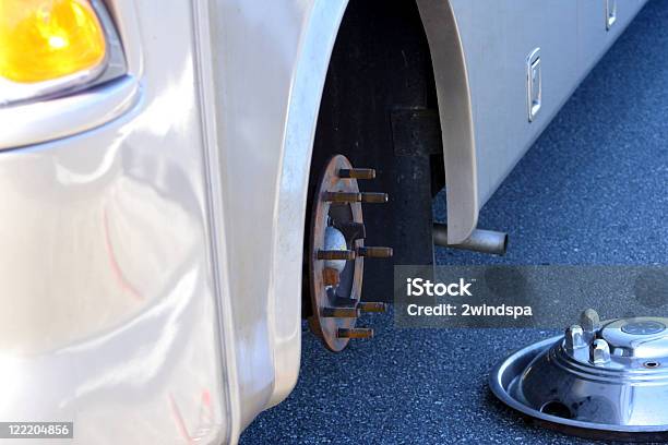 Alterar Um Pneu De Rr - Fotografias de stock e mais imagens de Caravana - Caravana, Berma da Estrada, Pneu Furado