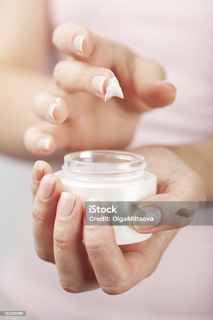 Bellissima donna mani con panna - Foto stock royalty-free di Crema mani