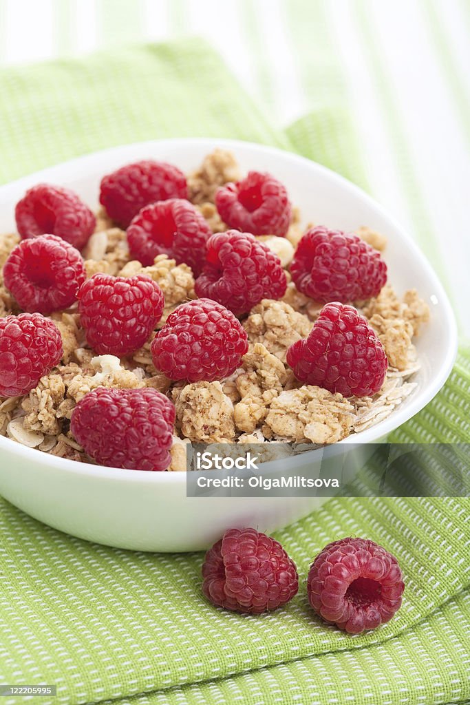 Cereali con lamponi freschi - Foto stock royalty-free di Alimentazione sana