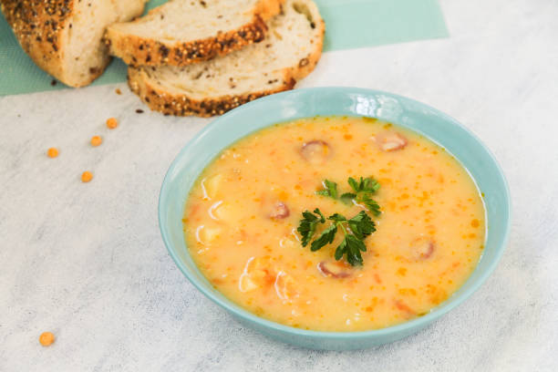 deliciosa sopa de guisantes con salchicha ahumada. - yellow split pea soup fotografías e imágenes de stock