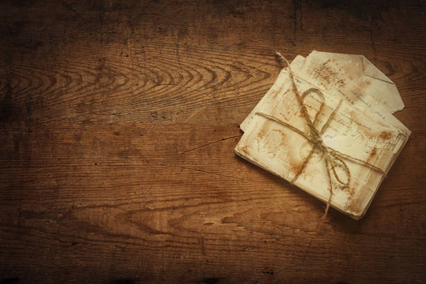 den vítězství - 9. května 1945. st. george ribbon, fotky z alba v první linii a pohlednice z druhé světové války na vintage dřevěném stole. - námluvy romantická aktivita fotky - stock snímky, obrázky a fotky