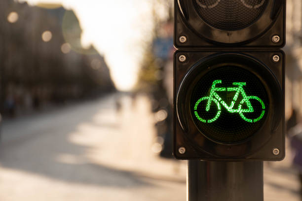 transport durable. signal de circulation de vélo, feu vert - location vélo photos et images de collection
