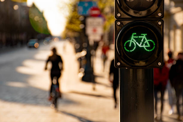 устойчивый транспорт. велосипедный сигнал светофора, зеленый свет - electrical code стоковые фото и изображения