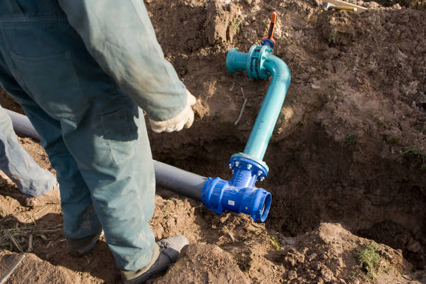 istock Building and laying a pipe per farmer in a field 1222065259
