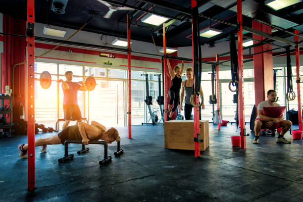 クロスフィットジムでトレーニングを行う選手 - weightlifting crossfit weight training men ストックフォトと画像