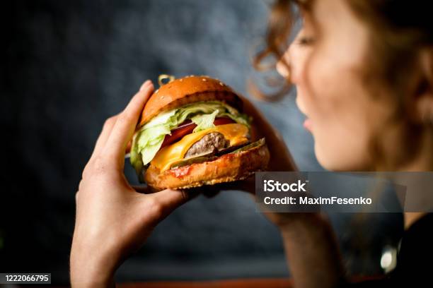 Genç Kadının Elinde Hamburgerin Yakın Çekim Stok Fotoğraflar & Burger‘nin Daha Fazla Resimleri - Burger, Yemek yemek, Hamburger