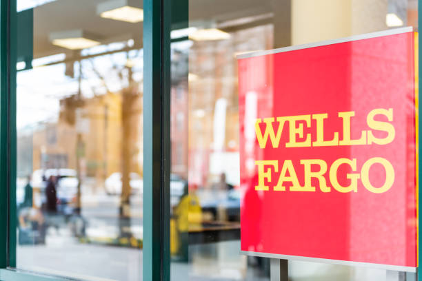 wells fargo bank branch entrance with window sign - brand name yellow red business imagens e fotografias de stock