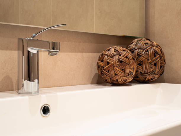 detail des waschbeckens mit wasserhahn und dekoration - asensio stock-fotos und bilder
