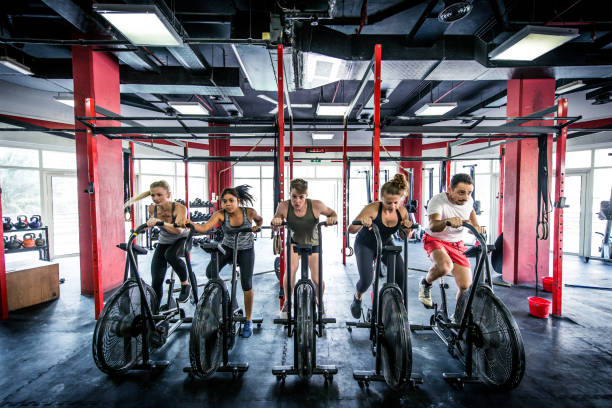 athletes training in a gym gym - spinning instructor exercising gym imagens e fotografias de stock