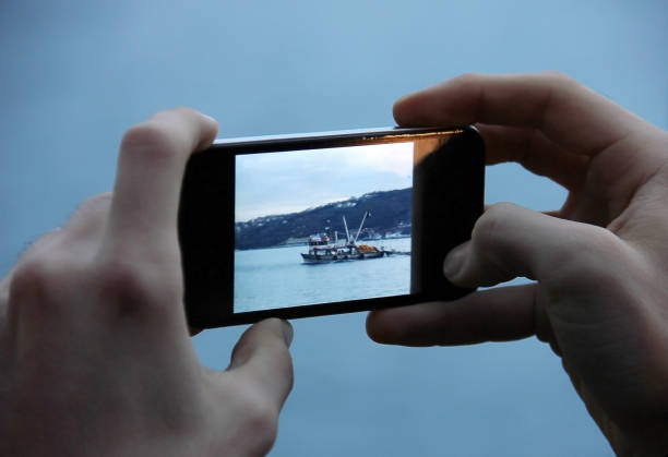 tomar una foto por teléfono móvil - turkish culture turkey fishing boat fishing fotografías e imágenes de stock