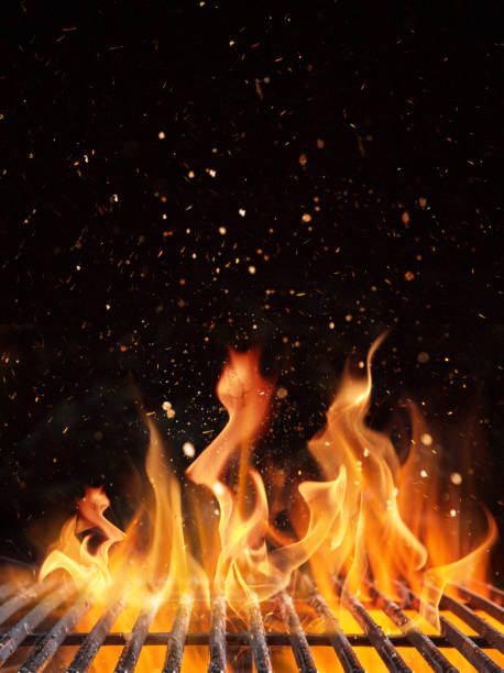 空の炎の炭グリルと暖炉。 - char grilled 写真 ストックフォトと画像