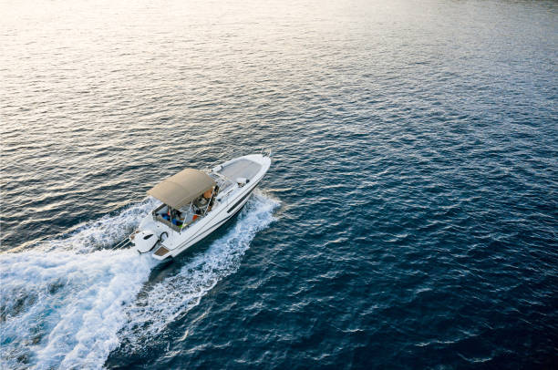 motoscafo nel mar mediterraneo. - recreational boat motorboat speedboat aerial view foto e immagini stock