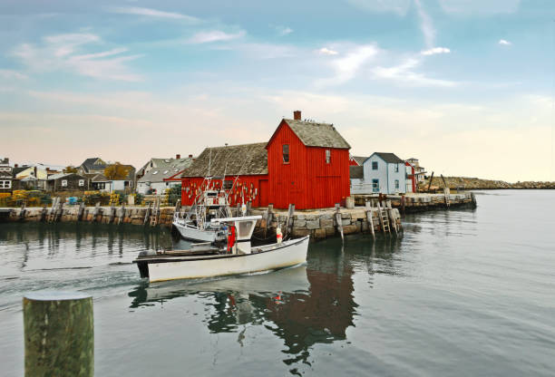 port avec bateaux de pêche-gloucester massachusetts - cape ann photos et images de collection