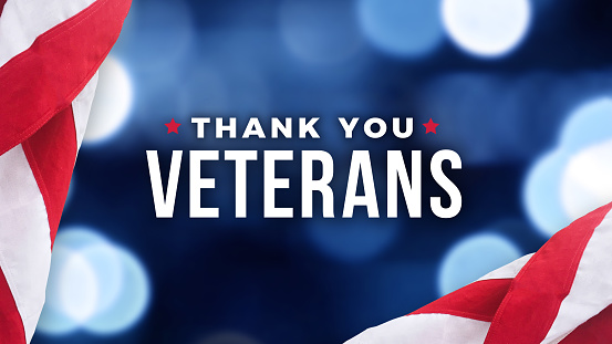 Texto de agradecimiento a los veteranos con bandera estadounidense sobre luces azules antecedentes para el Día de los Caídos y días festivos del Día de los Veteranos photo