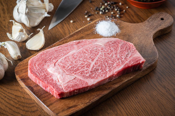 carne japonesa wagyu ribeye em placa de corte de madeira - rib eye steak beef cutting board meat - fotografias e filmes do acervo