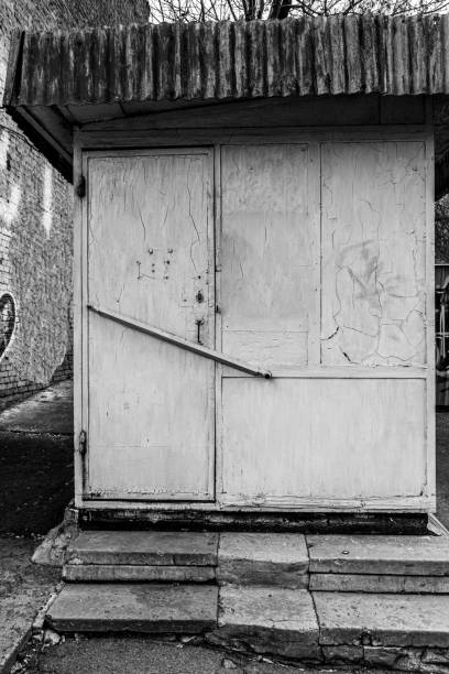 prédio abandonado na cidade de kyiv ucrânia. grunge casa exterior - street stall - fotografias e filmes do acervo