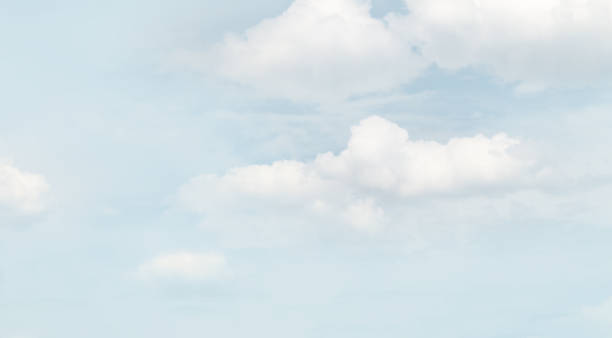fond doux brouillé. nuages de cumulus dans une brume. - cloud cloudscape fluffy white photos et images de collection