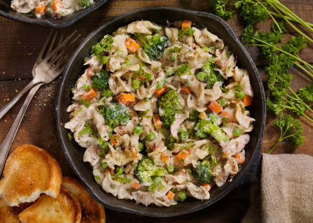 kremowa zapiekanka z tuńczyka, warzyw i makaronu - tuna casserole noodles dinner zdjęcia i obrazy z banku zdjęć