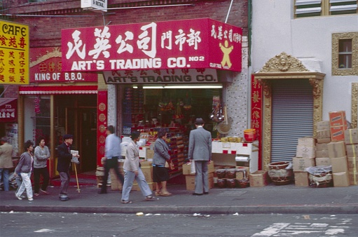 China town district, San Francisco, California, 1986. Street scene with pedestrians in front of a Chinese handicraft store in San Francisco. Furthermore: Asian clay pots, boxes, advertising and Chinese characters.