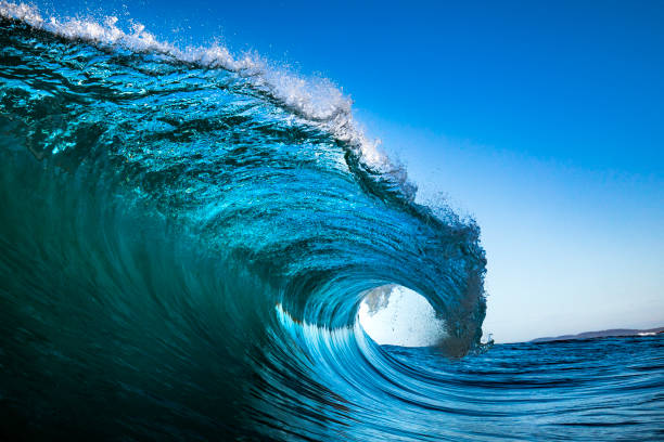 onda che si schianta nell'oceano con il cielo blu - green sky water wave foto e immagini stock