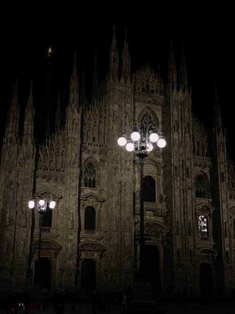 catedral de milão à noite - milan italy cathedral duomo of milan night - fotografias e filmes do acervo