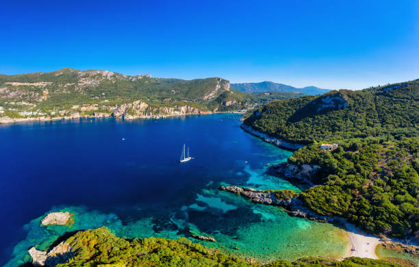 levendig mediterraan landschap van een mooie baai - corfu town stockfoto's en -beelden
