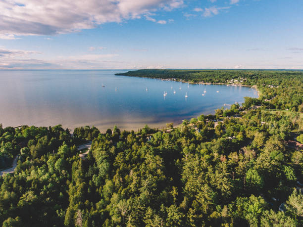 foto de drone aéreo de ephraim door county wisconsin - marina lake nautical vessel water - fotografias e filmes do acervo