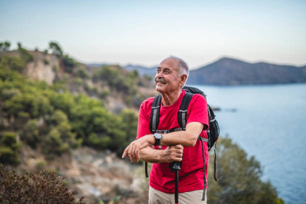 avslappnad spansk senior male backpacker på coastal trail - foton med överkroppsbild bildbanksfoton och bilder