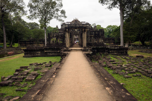 viagem de dia no camboja - cambodia monk buddhism angkor wat - fotografias e filmes do acervo