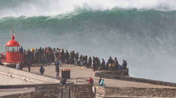 największa fala na świecie, nazare, portugalia - rugged coastline zdjęcia i obrazy z banku zdjęć