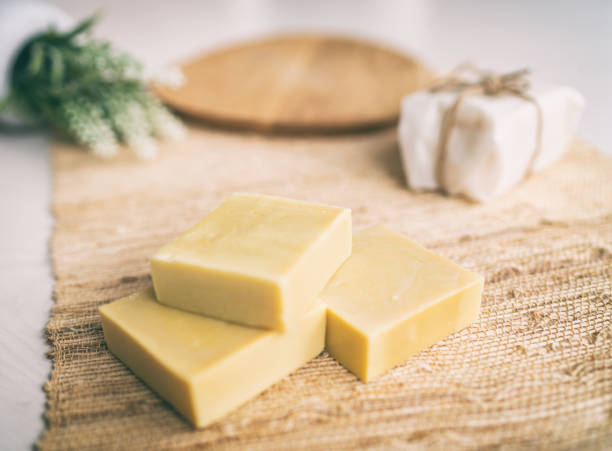 le savon naturel à l’huile d’olive fait à la main barres de savon maison de bricolage avec des huiles d’éssentaille de lavande - activité pour ce qu’il faut faire à l’intérieur à la maison. vue supérieure sur le fond décoratif - alter ego photos et images de collection