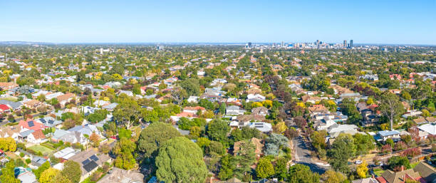 weitwinkel-luftpanorama auf adelaides östliche vororte mit der stadt im hintergrund - australian culture scenics australia panoramic stock-fotos und bilder