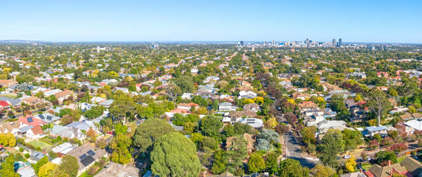 애들레이드 의 동부 교외의 광각 공중 파노라마 뷰와 배경에 도시와 - autumn sky blue treetop 뉴스 사진 이미지