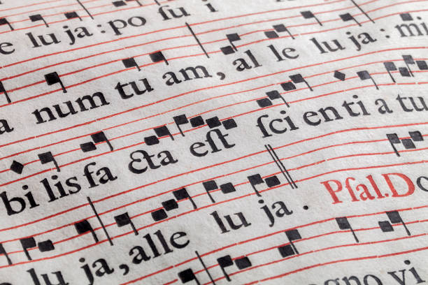 античная нотка. латинский пергамент гимна. - sheet music hymnal antique old стоковые фото и изображения