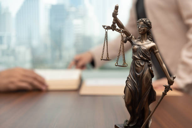 адвокат права - scales of justice legal system law balance стоковые фото и изображения