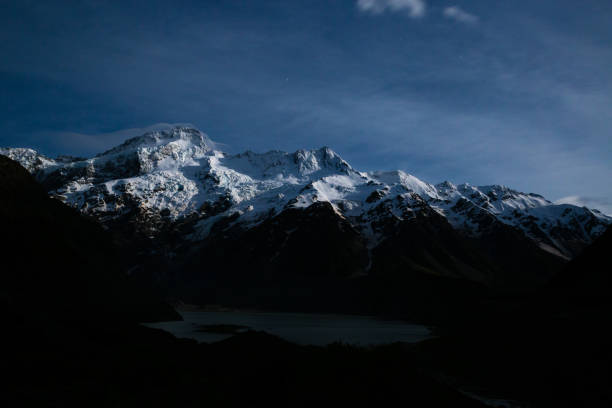 달빛에 부드럽게 빛나는 산맥 - remote alp snow glacier 뉴스 사진 이미지