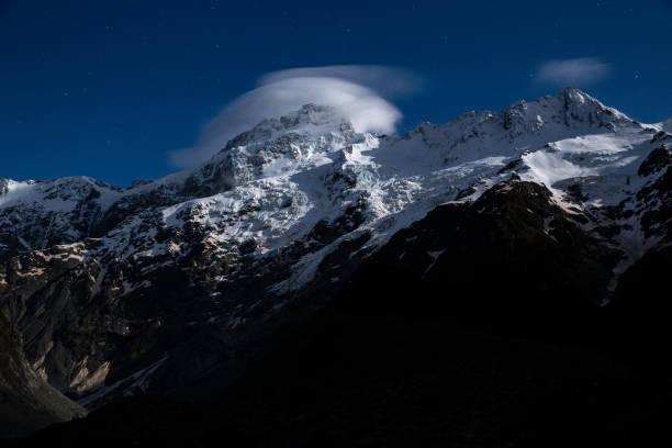 un nuage lenticulaire impressionnant s’accroche au-dessus du mont cook - remote alp snow glacier photos et images de collection