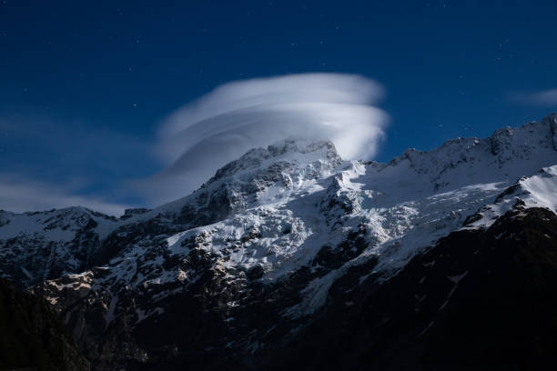 un nuage lenticulaire impressionnant s’accroche au-dessus du mont cook - remote alp snow glacier photos et images de collection