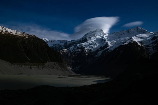 un nuage lenticulaire impressionnant s’accroche au-dessus du mont cook - remote alp snow glacier photos et images de collection